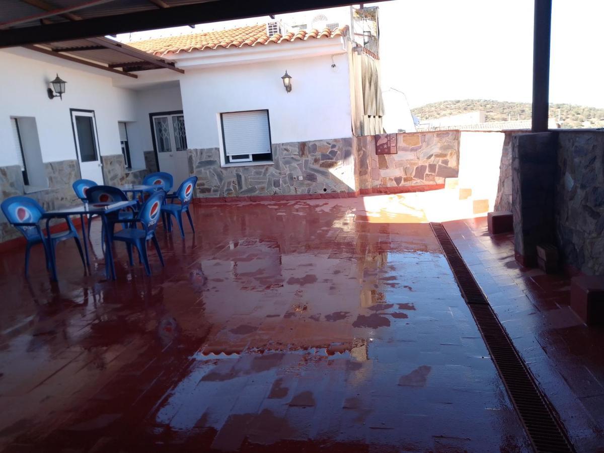 Hostal 2 Estrellas -Restaurante Las Tres Encinas En El Centro Del Pueblo Cabeza la Vaca Exterior foto